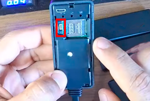 Ligue o rastreador pelo local indicado na imagem botao de ligar e como configurar o rastreador E3+